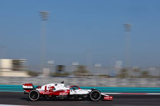 Guanyu Zhou (CHI), Alfa Romeo Racing
15.12.2021. Formula 1 Testing, Yas Marina Circuit, Abu Dhabi, Wednesday.
- www.xpbimages.com, EMail: requests@xpbimages.com © Copyright: Charniaux / XPB Images