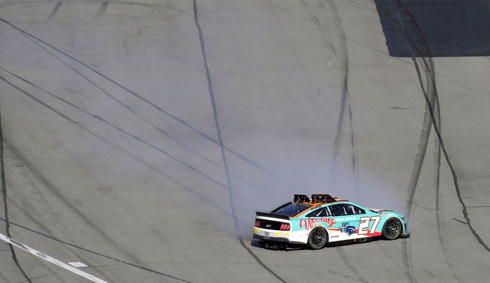 Villeneuve sees checkered flag in first Daytona 500