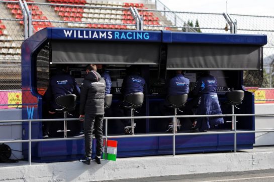 George Russell (GBR) Mercedes AMG F1 on the Williams Racing pit gantry.
23.02.2022. Formula One Testing, Day One, Barcelona, Spain. Wednesday.
- www.xpbimages.com, EMail: requests@xpbimages.com © Copyright: Bearne / XPB Images