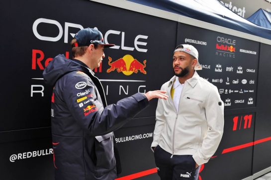 (L to R): Max Verstappen (NLD) Red Bull Racing with Memphis Depay (NLD) Professional Footballer.
24.02.2022. Formula One Testing, Day Two, Barcelona, Spain. Thursday.
- www.xpbimages.com, EMail: requests@xpbimages.com &copy; Copyright: Moy / XPB Images
