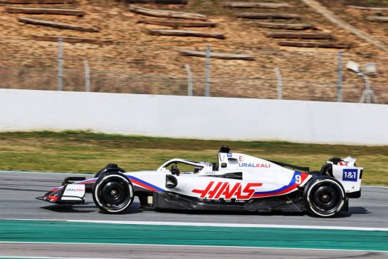 Nikita Mazepin (RUS) Haas F1 Team VF-22.
24.02.2022. Formula One Testing, Day Two, Barcelona, Spain. Thursday.
- www.xpbimages.com, EMail: requests@xpbimages.com &copy; Copyright: Moy / XPB Images