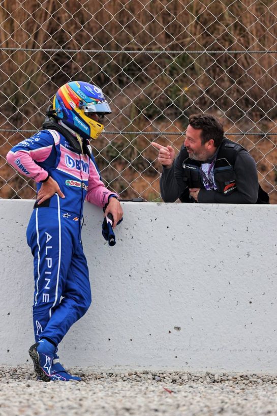 (L to R): Fernando Alonso (ESP) Alpine F1 Team with James Moy (GBR) Photographer.
25.02.2022. Formula One Testing, Day Three, Barcelona, Spain. Friday.
- www.xpbimages.com, EMail: requests@xpbimages.com &copy; Copyright: Price / XPB Images