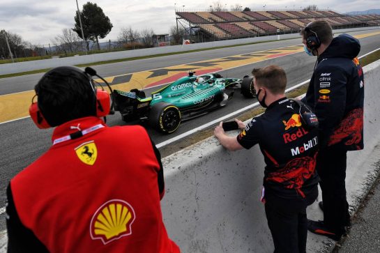Sebastian Vettel (GER) Aston Martin F1 Team AMR22 watched by Ferrari and Red Bull Racing.
25.02.2022. Formula One Testing, Day Three, Barcelona, Spain. Friday.
- www.xpbimages.com, EMail: requests@xpbimages.com &copy; Copyright: Price / XPB Images