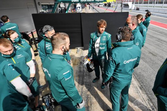 Sebastian Vettel (GER) Aston Martin F1 Team with the team.
25.02.2022. Formula One Testing, Day Three, Barcelona, Spain. Friday.
- www.xpbimages.com, EMail: requests@xpbimages.com &copy; Copyright: Price / XPB Images