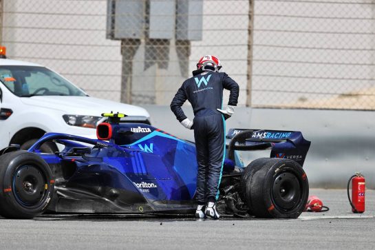 Nicholas Latifi (CDN) Williams Racing FW44 stopped on the circuit with the rear brakes on fire.
11.03.2022. Formula 1 Testing, Sakhir, Bahrain, Day Two.
- www.xpbimages.com, EMail: requests@xpbimages.com © Copyright: Moy / XPB Images