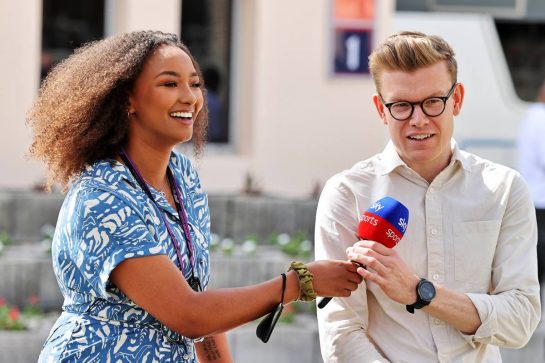 (L to R): Naomi Schiff (RWA) / (BEL) Racing Driver with Matt Baker (GBR) Sky Sports Presenter.
12.03.2022. Formula 1 Testing, Sakhir, Bahrain, Day Three.
- www.xpbimages.com, EMail: requests@xpbimages.com © Copyright: Moy / XPB Images