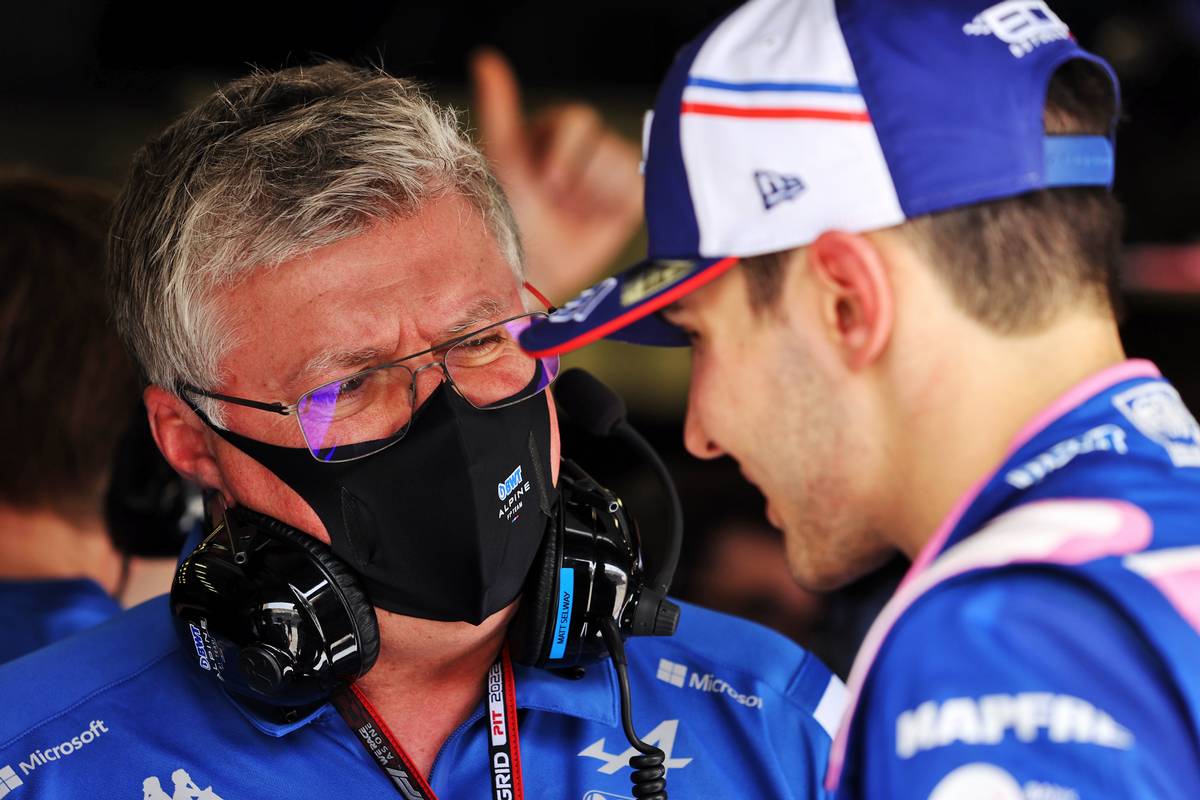 Otmar Szafnauer (USA) Alpine F1 Team, Team Principal with Esteban Ocon (FRA) Alpine F1 Team. 10.03.2022. Formula 1 Testing, Sakhir, Bahrain