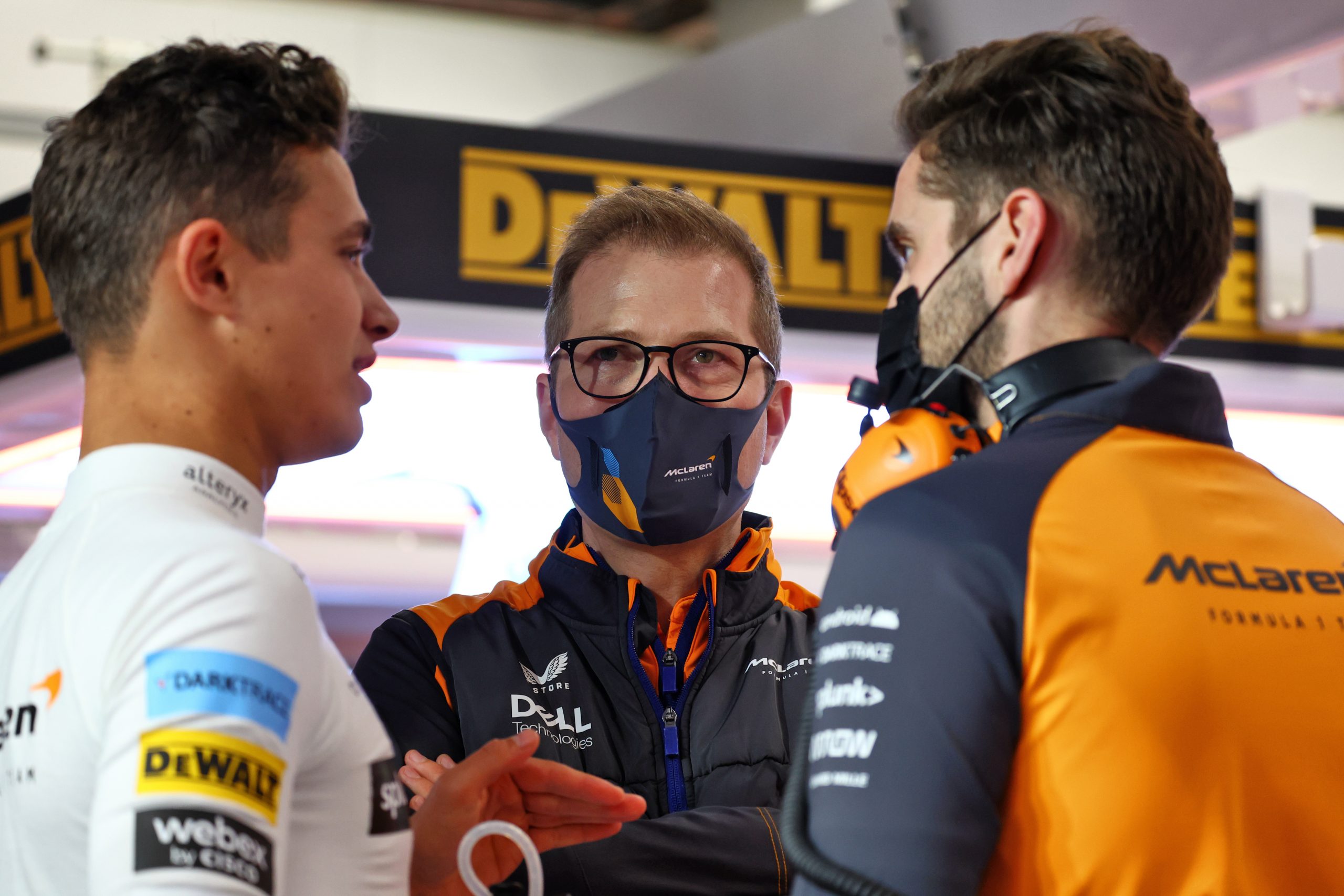 Andreas Seidl, McLaren Managing Director (Centre) and Lando Norris (GBR) McLaren (Left). 25.03.2022 Formula 1 World Championship, Rd 2, Saudi Arabian Grand Prix, Jeddah