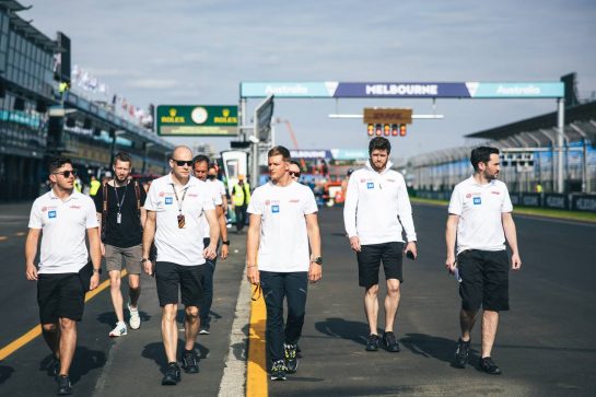 Mick Schumacher (GER) Haas F1 Team walks the circuit with the team.
06.04.2022. Formula 1 World Championship, Rd 3, Australian Grand Prix, Albert Park, Melbourne, Australia, Preparation Day.
- www.xpbimages.com, EMail: requests@xpbimages.com © Copyright: Bearne / XPB Images