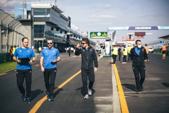 Fernando Alonso (ESP) Alpine F1 Team walks the circuit with the team.
06.04.2022. Formula 1 World Championship, Rd 3, Australian Grand Prix, Albert Park, Melbourne, Australia, Preparation Day.
- www.xpbimages.com, EMail: requests@xpbimages.com © Copyright: Bearne / XPB Images