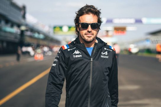 Fernando Alonso (ESP) Alpine F1 Team walks the circuit.
06.04.2022. Formula 1 World Championship, Rd 3, Australian Grand Prix, Albert Park, Melbourne, Australia, Preparation Day.
- www.xpbimages.com, EMail: requests@xpbimages.com © Copyright: Bearne / XPB Images