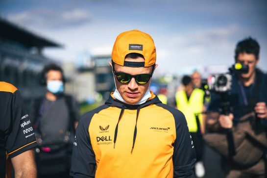 Lando Norris (GBR) McLaren walks the circuit with the team.
06.04.2022. Formula 1 World Championship, Rd 3, Australian Grand Prix, Albert Park, Melbourne, Australia, Preparation Day.
- www.xpbimages.com, EMail: requests@xpbimages.com © Copyright: Bearne / XPB Images