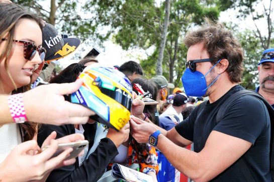 Fernando Alonso (ESP) Alpine F1 Team with fans.
07.04.2022. Formula 1 World Championship, Rd 3, Australian Grand Prix, Albert Park, Melbourne, Australia, Preparation Day.
- www.xpbimages.com, EMail: requests@xpbimages.com © Copyright: Coates / XPB Images
