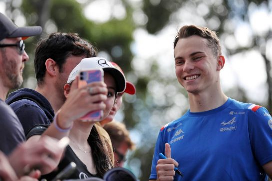 Oscar Piastri (AUS) Alpine F1 Team Reserve Driver with fans.
07.04.2022. Formula 1 World Championship, Rd 3, Australian Grand Prix, Albert Park, Melbourne, Australia, Preparation Day.
- www.xpbimages.com, EMail: requests@xpbimages.com © Copyright: Coates / XPB Images