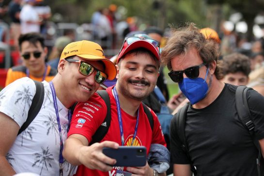 Fernando Alonso (ESP) Alpine F1 Team with fans.
07.04.2022. Formula 1 World Championship, Rd 3, Australian Grand Prix, Albert Park, Melbourne, Australia, Preparation Day.
- www.xpbimages.com, EMail: requests@xpbimages.com © Copyright: Coates / XPB Images