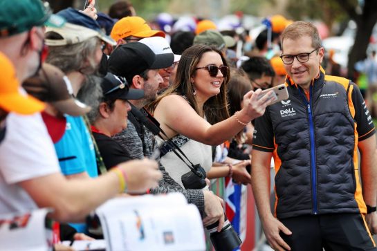 Andreas Seidl, McLaren Managing Director with fans.
07.04.2022. Formula 1 World Championship, Rd 3, Australian Grand Prix, Albert Park, Melbourne, Australia, Preparation Day.
- www.xpbimages.com, EMail: requests@xpbimages.com © Copyright: Coates / XPB Images