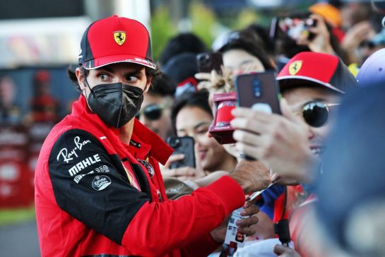 Carlos Sainz Jr (ESP) Ferrari with fans.
07.04.2022. Formula 1 World Championship, Rd 3, Australian Grand Prix, Albert Park, Melbourne, Australia, Preparation Day.
- www.xpbimages.com, EMail: requests@xpbimages.com © Copyright: Coates / XPB Images