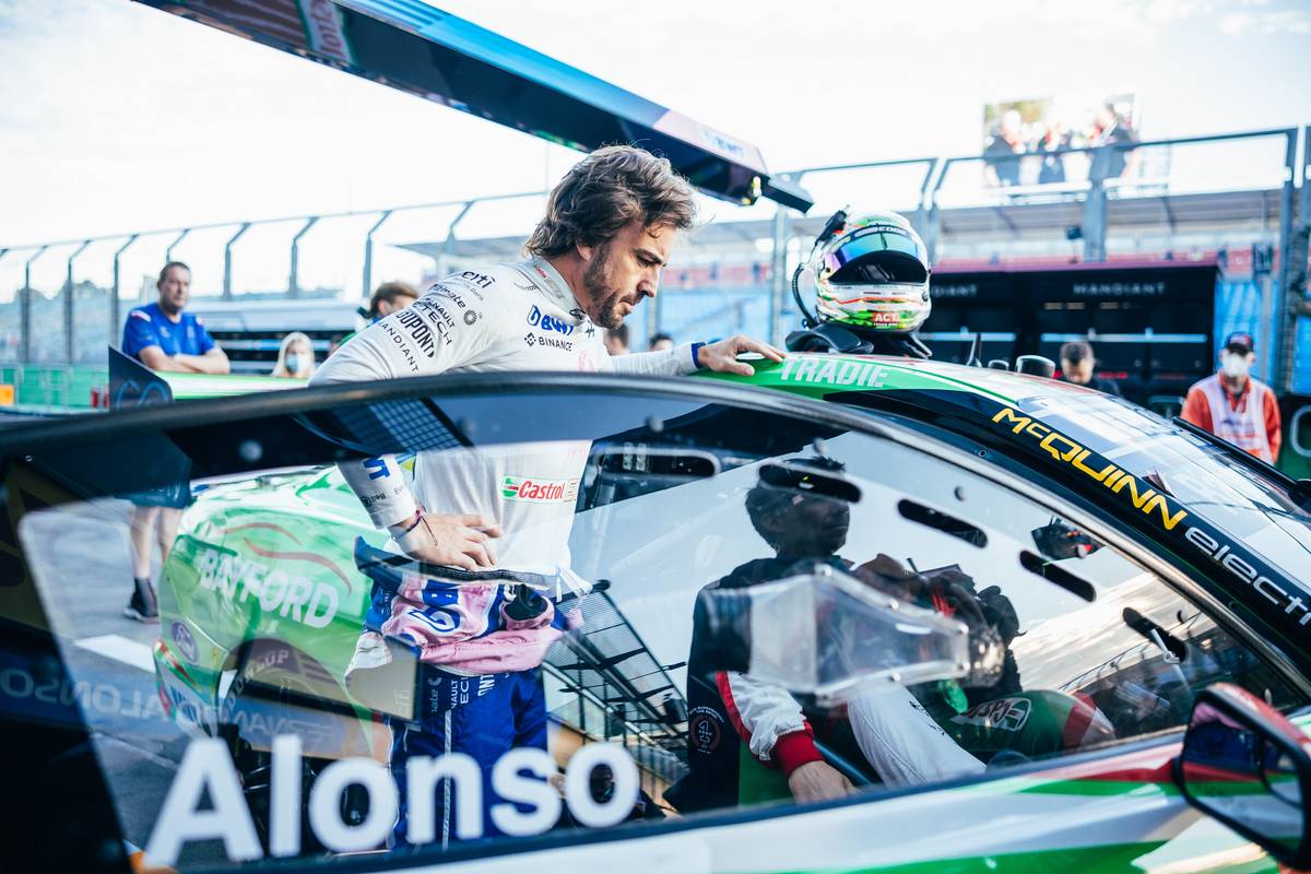 Alonso and Perez demo Supercars at Albert Park