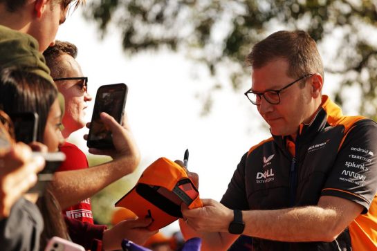Andreas Seidl, McLaren Managing Director with fans.
08.04.2022. Formula 1 World Championship, Rd 3, Australian Grand Prix, Albert Park, Melbourne, Australia, Practice Day.
- www.xpbimages.com, EMail: requests@xpbimages.com © Copyright: Bearne / XPB Images