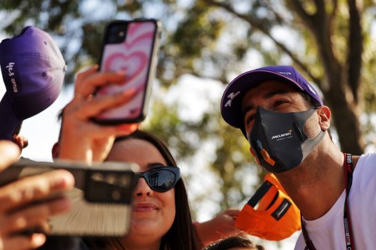 Daniel Ricciardo (AUS) McLaren with fans.
08.04.2022. Formula 1 World Championship, Rd 3, Australian Grand Prix, Albert Park, Melbourne, Australia, Practice Day.
- www.xpbimages.com, EMail: requests@xpbimages.com © Copyright: Bearne / XPB Images