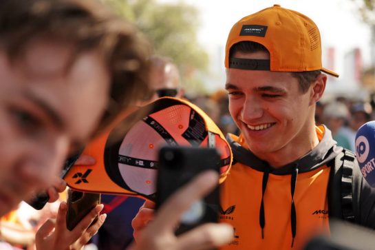 Lando Norris (GBR) McLaren with fans.
08.04.2022. Formula 1 World Championship, Rd 3, Australian Grand Prix, Albert Park, Melbourne, Australia, Practice Day.
- www.xpbimages.com, EMail: requests@xpbimages.com © Copyright: Bearne / XPB Images