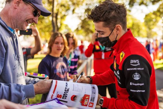 Charles Leclerc (MON) Ferrari with fans.
08.04.2022. Formula 1 World Championship, Rd 3, Australian Grand Prix, Albert Park, Melbourne, Australia, Practice Day.
- www.xpbimages.com, EMail: requests@xpbimages.com © Copyright: Bearne / XPB Images