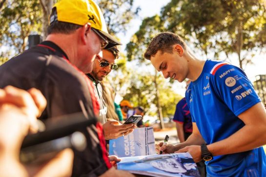 Oscar Piastri (AUS) Alpine F1 Team Reserve Driver with fans.
08.04.2022. Formula 1 World Championship, Rd 3, Australian Grand Prix, Albert Park, Melbourne, Australia, Practice Day.
- www.xpbimages.com, EMail: requests@xpbimages.com © Copyright: Bearne / XPB Images