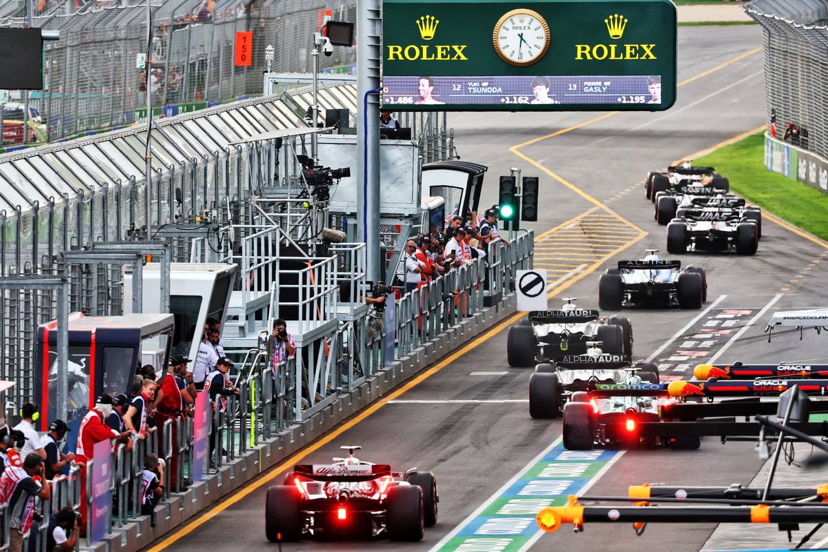 Sebastian Vettel (GER) Aston Martin F1 Team AMR22 and other cars leave the pits during qualifying. 09.04.2022. Formula 1 World Championship, Rd 3, Australian Grand Prix, Albert Park, Melbourne