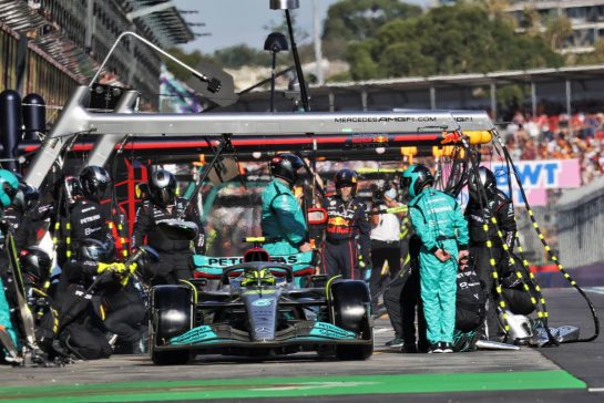 Lewis Hamilton (GBR) Mercedes AMG F1 W13 makes a pit stop.
10.04.2022. Formula 1 World Championship, Rd 3, Australian Grand Prix, Albert Park, Melbourne, Australia, Race Day.
- www.xpbimages.com, EMail: requests@xpbimages.com © Copyright: Bearne / XPB Images
