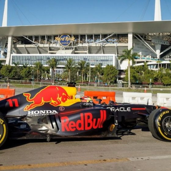 Perez on the search in Miami for lost Red Bull helmet