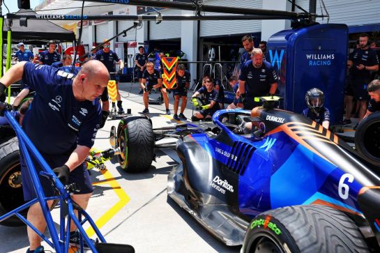 Williams Racing practices a pit stop.
05.05.2022. Formula 1 World Championship, Rd 5, Miami Grand Prix, Miami, Florida, USA, Preparation Day.
- www.xpbimages.com, EMail: requests@xpbimages.com &copy; Copyright: Batchelor / XPB Images
