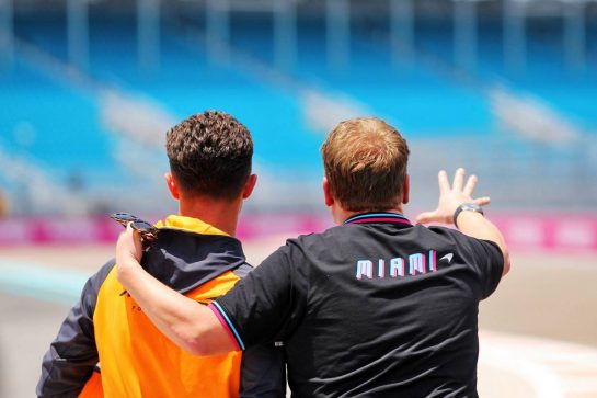 (L to R): Lando Norris (GBR) McLaren walks the circuit with James Corden (GBR) Actor.
05.05.2022. Formula 1 World Championship, Rd 5, Miami Grand Prix, Miami, Florida, USA, Preparation Day.
- www.xpbimages.com, EMail: requests@xpbimages.com &copy; Copyright: Rew / XPB Images