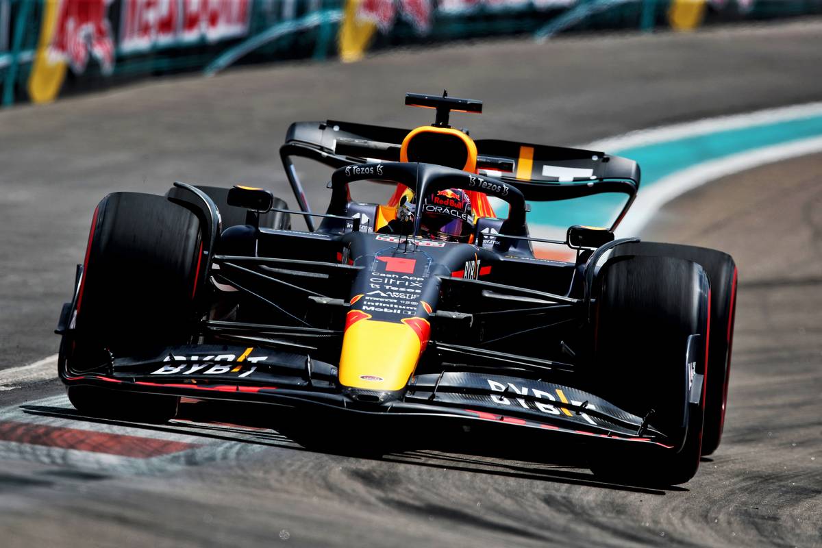 ‘Extremely painful’ day for Verstappen with hydraulics issue