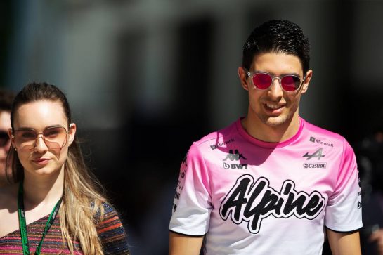 Esteban Ocon (FRA) Alpine F1 Team with his girlfriend Elena Berri (ITA).
06.05.2022. Formula 1 World Championship, Rd 5, Miami Grand Prix, Miami, Florida, USA, Practice Day.
- www.xpbimages.com, EMail: requests@xpbimages.com © Copyright: Rew / XPB Images