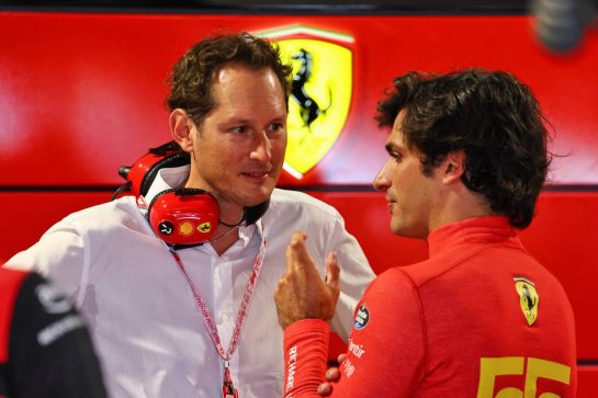 (L to R): John Elkann (ITA) FIAT Chrysler Automobiles Chairman with Carlos Sainz Jr (ESP) Ferrari.
07.05.2022. Formula 1 World Championship, Rd 5, Miami Grand Prix, Miami, Florida, USA, Qualifying Day.
- www.xpbimages.com, EMail: requests@xpbimages.com © Copyright: Batchelor / XPB Images