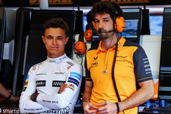 (L to R): lnop with Jose Manuel Lopez Garcia (ESP) McLaren Lead Performance Engineer.
07.05.2022. Formula 1 World Championship, Rd 5, Miami Grand Prix, Miami, Florida, USA, Qualifying Day.
- www.xpbimages.com, EMail: requests@xpbimages.com © Copyright: Batchelor / XPB Images
