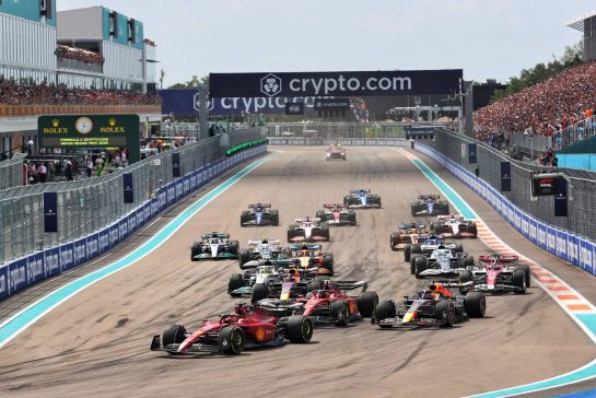 Charles Leclerc (MON) Ferrari F1-75 leads at the start of the race.
08.05.2022. Formula 1 World Championship, Rd 5, Miami Grand Prix, Miami, Florida, USA, Race Day.
- www.xpbimages.com, EMail: requests@xpbimages.com © Copyright: Charniaux / XPB Images