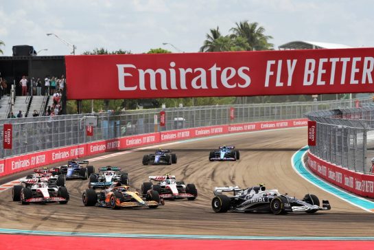 Yuki Tsunoda (JPN) AlphaTauri AT03 at the start of the race.
08.05.2022. Formula 1 World Championship, Rd 5, Miami Grand Prix, Miami, Florida, USA, Race Day.
- www.xpbimages.com, EMail: requests@xpbimages.com © Copyright: Rew / XPB Images