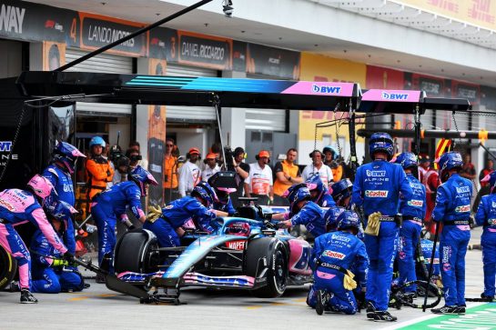 Fernando Alonso (ESP) Alpine F1 Team A522 makes a pit stop.
08.05.2022. Formula 1 World Championship, Rd 5, Miami Grand Prix, Miami, Florida, USA, Race Day.
- www.xpbimages.com, EMail: requests@xpbimages.com © Copyright: Batchelor / XPB Images