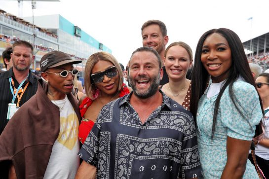 Venus Williams (USA) Tennis player and sister Serena Williams (USA) Tennis Player on the grid with Pharrell Williams (USA) Singer-Songwriter.
08.05.2022. Formula 1 World Championship, Rd 5, Miami Grand Prix, Miami, Florida, USA, Race Day.
- www.xpbimages.com, EMail: requests@xpbimages.com © Copyright: Coates / XPB Images
