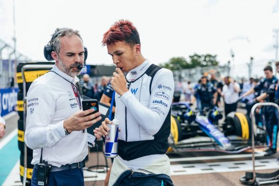 Alexander Albon (THA) Williams Racing with James Urwin (GBR) Williams Racing Race Engineer on the grid.
08.05.2022. Formula 1 World Championship, Rd 5, Miami Grand Prix, Miami, Florida, USA, Race Day.
- www.xpbimages.com, EMail: requests@xpbimages.com © Copyright: Bearne / XPB Images