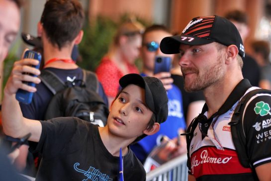 Valtteri Bottas (FIN) Alfa Romeo F1 Team with a yoiung fan.
26.05.2022. Formula 1 World Championship, Rd 7, Monaco Grand Prix, Monte Carlo, Monaco, Practice Day.
- www.xpbimages.com, EMail: requests@xpbimages.com &copy; Copyright: Moy / XPB Images