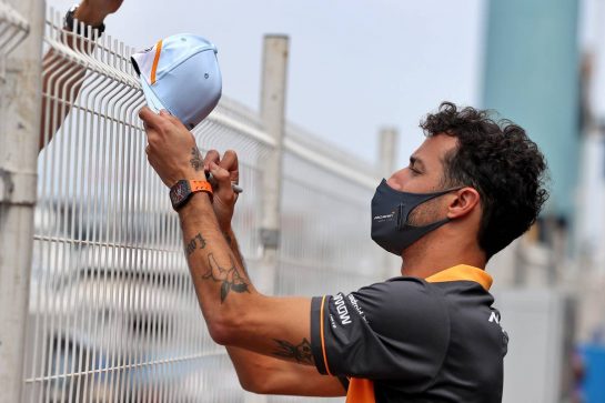 Daniel Ricciardo (AUS) McLaren signs autographs for the fans.
26.05.2022. Formula 1 World Championship, Rd 7, Monaco Grand Prix, Monte Carlo, Monaco, Practice Day.
- www.xpbimages.com, EMail: requests@xpbimages.com &copy; Copyright: Moy / XPB Images