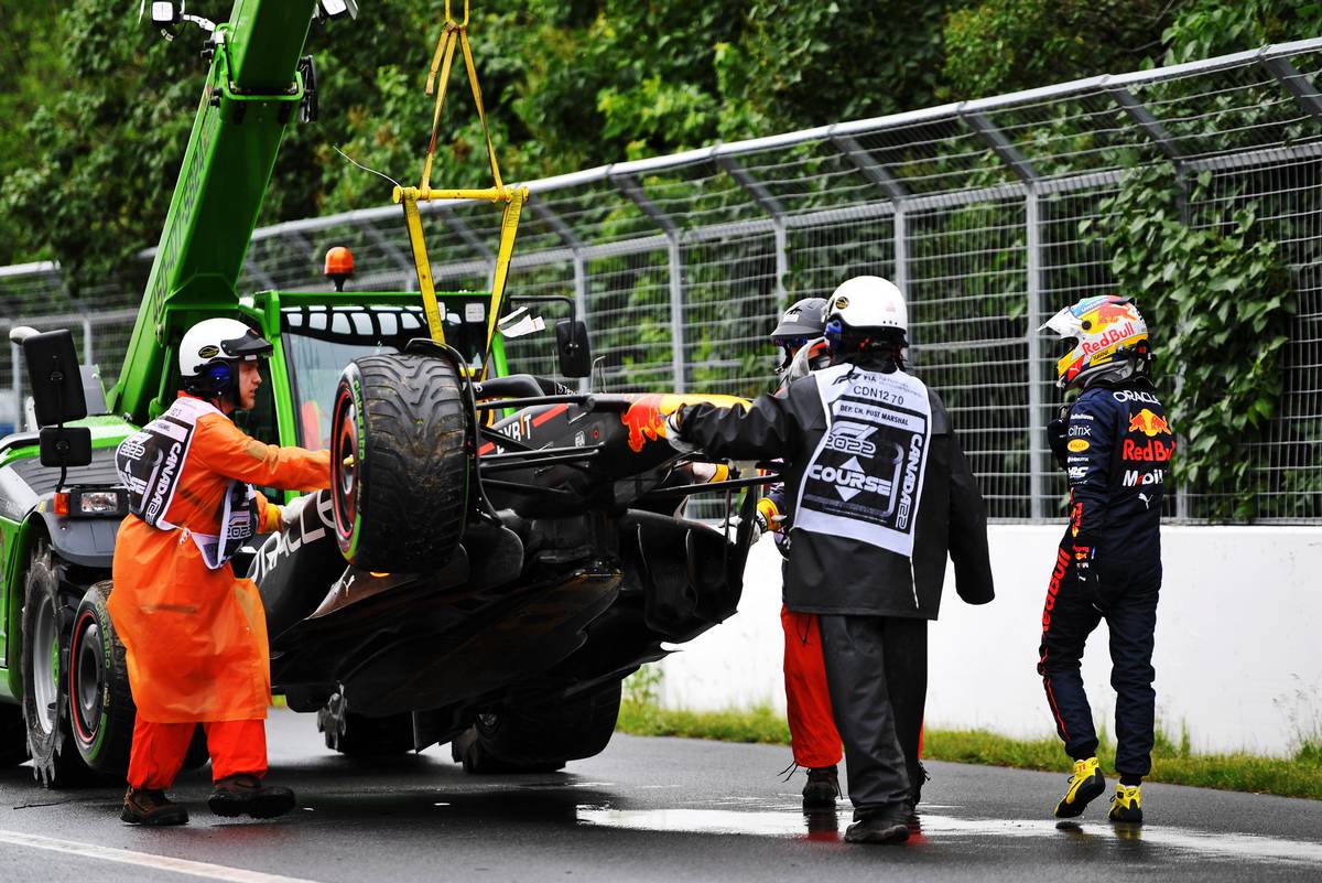 The Red Bull Racing RB18 of Sergio Perez (MEX) Red Bull Racing is recovered after he crashed during qualifying. 18.06.2022. Formula 1 World Championship, Rd 9, Canadian Grand Prix, Montreal, Canada, Qualifying