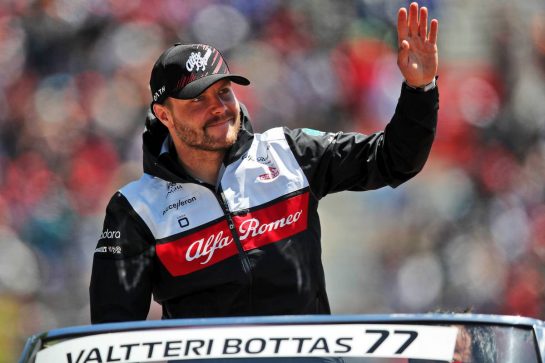 Valtteri Bottas (FIN) Alfa Romeo F1 Team on the drivers parade.
19.06.2022. Formula 1 World Championship, Rd 9, Canadian Grand Prix, Montreal, Canada, Race Day.
 - www.xpbimages.com, EMail: requests@xpbimages.com &copy; Copyright: Coates / XPB Images