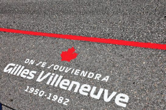 Grid position of Charles Leclerc (MON) Ferrari painted red in tribute to Gilles Villeneuve.
19.06.2022. Formula 1 World Championship, Rd 9, Canadian Grand Prix, Montreal, Canada, Race Day.
- www.xpbimages.com, EMail: requests@xpbimages.com &copy; Copyright: Batchelor / XPB Images