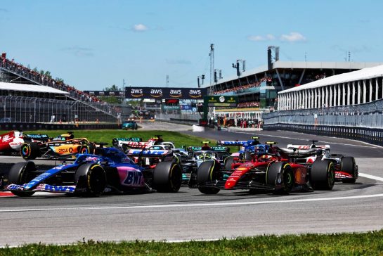 (L to R): Fernando Alonso (ESP) Alpine F1 Team A522 and Carlos Sainz Jr (ESP) Ferrari F1-75 battle for position at the start of the race.
19.06.2022. Formula 1 World Championship, Rd 9, Canadian Grand Prix, Montreal, Canada, Race Day.
- www.xpbimages.com, EMail: requests@xpbimages.com &copy; Copyright: Batchelor / XPB Images
