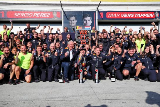 Race winner Max Verstappen (NLD) Red Bull Racing celebrates with the team.
19.06.2022. Formula 1 World Championship, Rd 9, Canadian Grand Prix, Montreal, Canada, Race Day.
 - www.xpbimages.com, EMail: requests@xpbimages.com &copy; Copyright: Coates / XPB Images