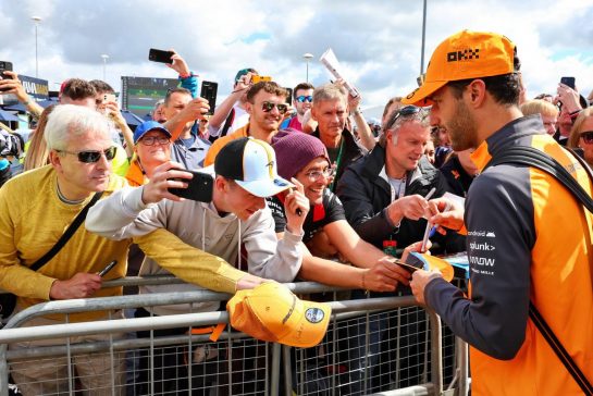 Daniel Ricciardo (AUS) McLaren signs autographs for the fans.
01.07.2022. Formula 1 World Championship, Rd 10, British Grand Prix, Silverstone, England, Practice Day.
- www.xpbimages.com, EMail: requests@xpbimages.com &copy; Copyright: Batchelor / XPB Images