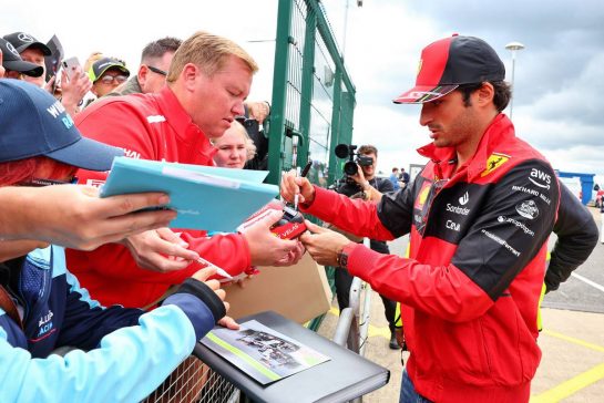 Carlos Sainz Jr (ESP) Ferrari signs autographs for the fans.
01.07.2022. Formula 1 World Championship, Rd 10, British Grand Prix, Silverstone, England, Practice Day.
- www.xpbimages.com, EMail: requests@xpbimages.com &copy; Copyright: Batchelor / XPB Images